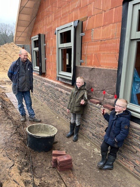 Eerste steen is gelegd bij woonboerderij in Uddel