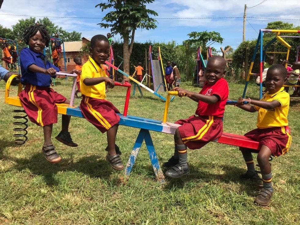 Nieuwe speeltoestellen voor LUGA Care in Uganda